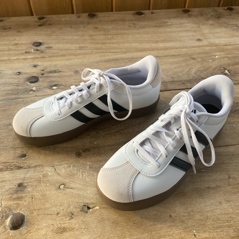 Adidas court 3.0 like new labeled size 7 youth.